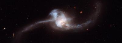 El telescopi espacial Hubble observa una violenta colisió de galaxies.