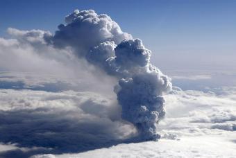Les cendres volcàniques obliguen a cancel·lar vols a Europa