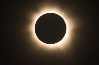 Miles de personas presencian el eclipse total de Sol en Australia