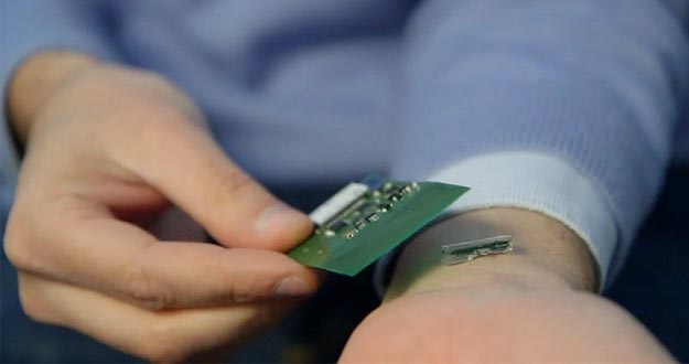 Un sensor sota la pell que permet realitzar anàlisis per bluetooth