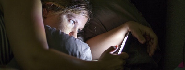 Els adolescents que utilitzen pantalles abans d'anar-se al llit dormen pitjor