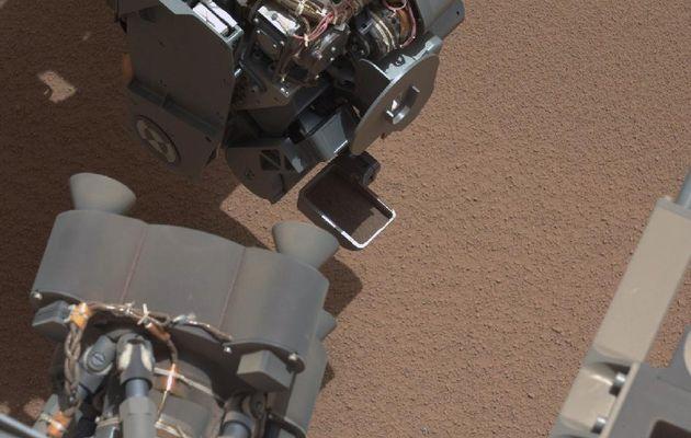El Curiosity analitzant el sòl de Mart. Curiosament, ha trobat un petit objecte brillant que podria ser d’algun altre robot anterior o del propi Curiosity.